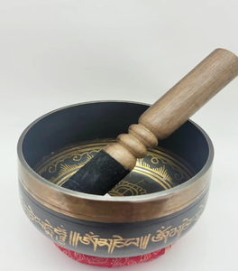 Cuenco tibetano de latón hecho a mano con diseño de escritura dorada para meditación y mindfulness, uso en interiores, forma redonda - Product Image 1