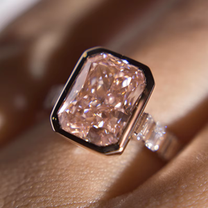 Anillo de compromiso minimalista de oro blanco con diamante de corte radiante estilo champán para mujer, anillo solitario moderno para ella. - Product Image 4