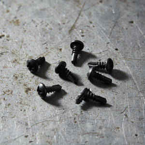 Tornillos de Anclaje para Concreto PDC de Alta Resistencia con Cabeza Plana - Acero al Carbono con Recubrimiento Negro, Cabeza Phillips, Rosca Estándar, Grado 4.8 - Product Image 1