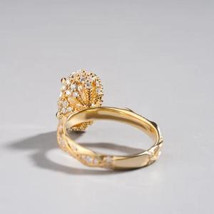 Anillo de compromiso de diamante de corte ovalado en oro amarillo macizo con engaste de corona de múltiples puntas, banda pavé trenzada vintage con marquesa, estilo nupcial antiguo - Product Image 3