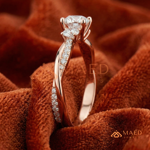 แหวนหมั้นเพชรทรงกลมหรูหราประดับเพชรสามเม็ดพร้อมแถบปาเว่ ดีไซน์คลาสสิก – ทองคำขาว 14K งานแต่งงานสุดหรู - Product Image 2