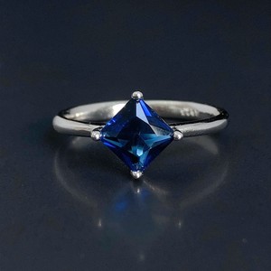 Anillo de Compromiso de Plata de Ley con Zafiro Azul Diseño Cubo, Piedra de Nacimiento de Septiembre, Regalo de 45 Aniversario - Product Image 1