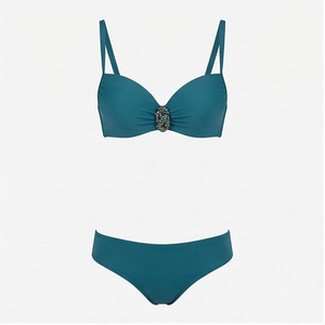 Conjunto de bikini color verde azulado para mujer con detalle central de cuentas, top tipo bandeau y braguita hipster, traje de baño elástico de color liso - Product Image 1