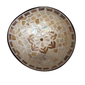 Bol en coquille de noix de coco avec texture profondément gravée, matériau éco-responsable, surface polie pour la décoration de cuisine - Product Image 1
