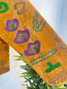 Veste en velours brodée Suzani couleur moutarde |   Manteau d'hiver floral de style indien fait main |   Vêtements d'extérieur ethniques de luxe. - Product Image 5