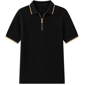 Polo tricoté noir pour homme avec fermeture éclair dorée, manches courtes, haut décontracté de luxe pour l'été, tissu texturé, chemise de golf personnalisée par un designer, OEM - Product Image 1