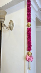 Guirlandes murales florales traditionnelles en tissu Gajra, roses et dorées, perlées, pour entrées, mariages, Diwali, Ramadan, et décorations de portes - Product Image 5