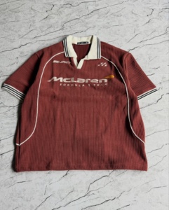 Camiseta Polo de Carreras Vintage Personalizada, Color Rojo Óxido, Tela Texturizada Acanalada, con Gráfico Impreso de McLaren - Product Image 2