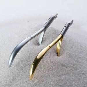Coupe-ongles professionnel en acier inoxydable, lame incurvée, pointe affûtée, forme biseautée, finition or et argent, pour usage sur les doigts - Product Image 6