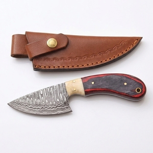 Cuchillo de caza y camping EDC de hoja fija de acero de Damasco hecho a mano, mango de madera Pakka rojo y negro, funda de cuero, venta al por mayor. - Product Image 6
