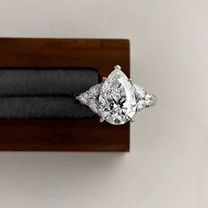 แหวนหมั้นเพชรทรงลูกแพร์ 3 กะรัต ได้รับการรับรองจาก IGI สี D ความสะอาด VS1 ตัวเรือนทองคำขาว 14K สำหรับผู้หญิง - Product Image 1