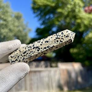 Obélisque en jaspe dalmatien naturel poli, tour de cristal, pierre de guérison pour la méditation et l'énergie, décoration d'intérieur. - Product Image 6