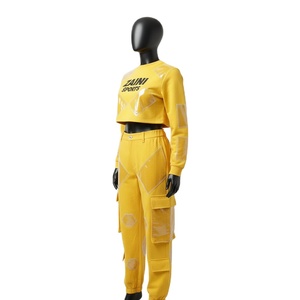 Conjunto de mujer de alta calidad: camiseta corta de algodón y poliéster de 240 GSM y pantalones cargo de felpa con panel de PVC transparente amarillo y logo. - Product Image 5