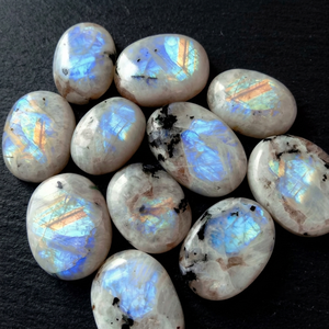 Pendientes de Plata de Ley 925 con Calavera Dorada y Piedra Lunar Arcoíris, Calidad AAA++, 2-3 Pulgadas, Cristales Naturales en Bruto, Piedras Curativas - Product Image 1
