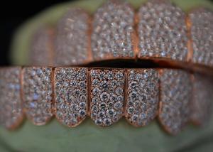 Grillz de Plata de Ley 925 con Mosaico Pavé VVS de Diamantes Cultivados en Laboratorio, Engaste de Panal, Pasa Prueba de Diamante, Corte Permanente Personalizado, Venta al por Mayor - Product Image 6
