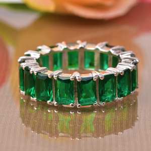 Anillo de Eternidad de Plata de Ley con Esmeralda de Corte Oval y Baguette, Certificado IGI, Piedra de Nacimiento de Mayo, Anillo Apilable para Aniversario de Bodas para Mujer - Product Image 3