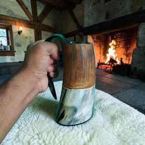 Jarra de cuerno Vikinga tallada a mano con diseño quemado, pulida, de cuerno de buey, para cerveza, vino o hidromiel, al mejor precio. - Product Image 6
