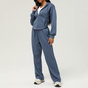 Ensemble de survêtement deux pièces personnalisé pour femme, style streetwear hiver, comprenant un crop top à capuche en polaire et un pantalon de jogging sport empilé - Product Image 2