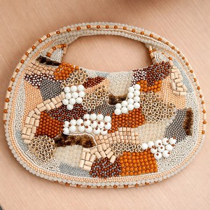Sac à main élégant en forme de croissant orné de perles, idéal pour les soirées, les mariages et un usage quotidien, disponible à la vente en gros. - Product Image 4
