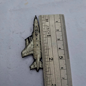 Broches brodées à la main en fil de soie doré et argenté - Broche de coléoptère ailé en fil de soie - Broderie 3D d'insectes de luxe - Product Image 1