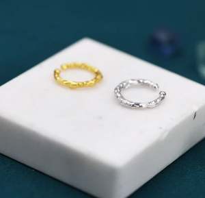 Manchette d'oreille artisanale en argent sterling, finition effet feuille froissée, effet martelé et fondu, sans perçage, argent et or - Product Image 3