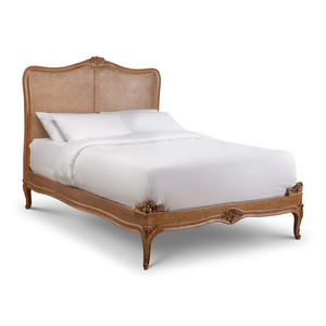Le lit en rotin de style français Villeneuve présente un cadre en teck naturel avec une tête de lit en rotin distinctive, idéal pour une chambre à coucher. - Product Image 5