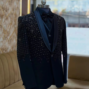 Costume de smoking pour homme brodé de paillettes noires – Ensemble blazer de mariage slim fit de créateur avec gilet et nœud papillon - Product Image 1