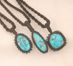 Collier Bohème en Macramé Turquoise Fait Main avec Pendentif en Pierre Naturelle, Bijou de Guérison, Cordon Noir et Tassel - Product Image 4