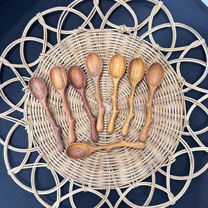 Cuillère de Chef en Bois du Vietnam, Manche Sculpté Artisanal en Branche, Ustensile de Cuisine Premium pour Remuer, Outil Culinaire Unique Fabriqué au Vietnam - Product Image 1