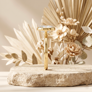 Anillo Solitario Minimalista Personalizado con Bisel de Oro de 14K y Moissanita Ovalada de 2CT, Fabricante de Joyería Fina al por Mayor - Product Image 4