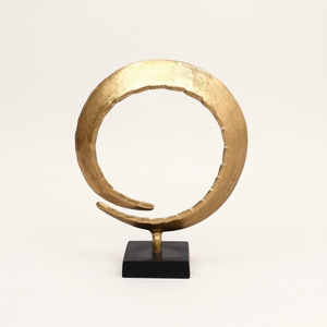 Escultura de Luna Dorada de Aluminio de Diseño Admirable, Arte Metálico Minimalista para Decoración del Hogar y Oficina, Adorno Circular para Escritorio con Base Negra - Product Image 1