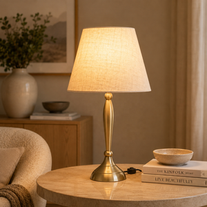 Lampe de table en métal Empire Column avec abat-jour en tissu de lin, finition laiton antique, base robuste, éclairage ambiant chaud - Product Image 1