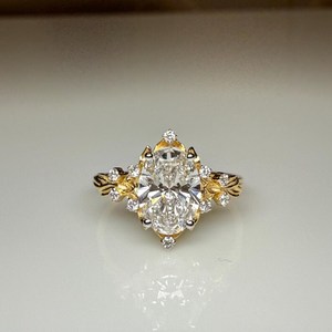 Bague en or massif 14 carats avec diamant ovale de 3,00 carats de style floral, cultivé en laboratoire, pour femme, cadeau de mariage surprise pour amoureux - Product Image 3