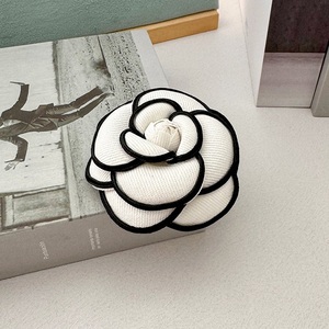 Broche chic en tissu fleur de camélia, épinglette florale faite à la main, accessoire décoratif pour vêtements, bijou pour femme, idéal pour mariage et soirée - Product Image 2