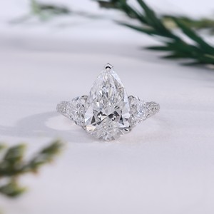 Anillo de compromiso de lujo con diamante de laboratorio talla pera, banda pavé dividida con piedras laterales en forma de corazón, joyería fina nupcial para mujer, regalo para mujer - Product Image 1