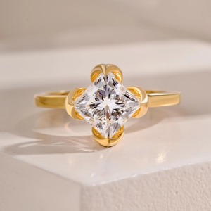 Elegante Anillo de Compromiso con Diamante Cultivado en Laboratorio, Corte Princesa, Joyería Fina con Certificación IGI y Claridad VVS para Mujer - Product Image 1