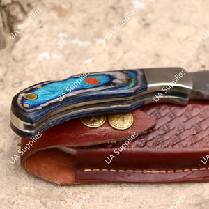 มีดพับเกรดอุตสาหกรรมทำมือปลายแหลมเหล็กดามัสกัส พร้อมด้ามไม้ปักก้าหลากสี  รับผลิตแบบ OEM/ODM ขายส่ง พร้อมซองใส่ - Product Image 6