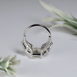 Anillo de compromiso de lujo de oro blanco con esmeraldas cultivadas en laboratorio, corte clásico cónico, baguette, multienhufe, corte escalonado, para boda o aniversario. - Product Image 4