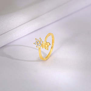 Bague ajustable à motif floral avec diamants de laboratoire et accent feuille, bijoux minimalistes d'inspiration naturelle pour femme - Product Image 1
