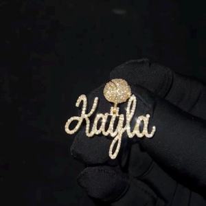 จี้เพชรโมอิสซาไนต์แบบกำหนดเองผ่านการทดสอบมาตรฐาน VVS พร้อมจี้ตัวอักษรสำหรับผู้ชายและผู้หญิง สไตล์ฮิปฮอป เงินแท้ 925 ประดับเพชร - Product Image 2