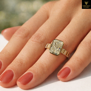 แหวนหมั้นเพชรแล็บโกรว์ทรงเรเดียนท์คัท 3.5 กะรัต ดีไซน์แบบยูนิเซ็กซ์ทรงยาว ประดับขอบแบบโมเดิร์น พร้อมประกายระยิบระยับดุจเกล็ดน้ำแข็ง - Product Image 4