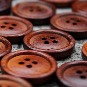 Botones Circulares de Madera de Caoba Natural con Borde Fino y 4 Agujeros, Accesorios para Trajes y Prendas Exteriores - Product Image 3