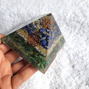 La mejor calidad grande 80mm Orgone verde Aventurina lapislázuli pirámide resina tallada a mano amor piedras preciosas naturales Chips Top Trending - Product Image 3