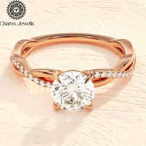 Anillo de compromiso de moissanita con corte cojín chapado en oro amarillo para mujer Charm Jewels, con engaste clásico de puntas y banda pavé - Product Image 5