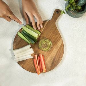 Planche en bois antidérapante tendance de 36 cm x 26 cm x 1,25 cm d'épaisseur pour servir et couper les pizzas, sûre et pratique avec poignée intégrée - Product Image 4