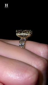 Anillo de compromiso de lujo con diamante de laboratorio de corte radiante alargado, oro amarillo de 14K, banda pavé redonda grande y pesada - Product Image 4