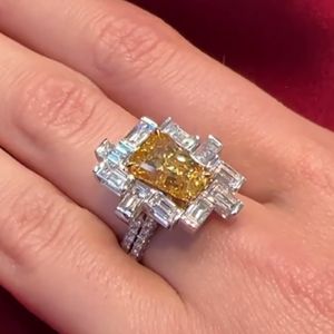 Anillo Iced Jewelz con corte baguette de 7.35 quilates, oro amarillo de 14K, chapado en oro para ella, IGI - Product Image 3