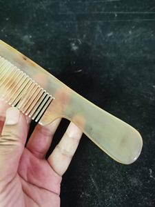 Peigne à cheveux artisanal en corne de buffle naturelle de qualité supérieure, sculpté, démêlant, antistatique, pour le soin des cheveux, disponible à la vente - Product Image 3
