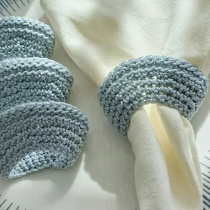Ensemble de 4 anneaux de serviette en crochet d'inspiration architecturale – Décoration de table sculpturale moderne - Product Image 1