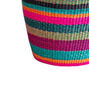 Panier à linge en jonc de mer durable fait main avec accent rayé rose fluo, bac de rangement multifonctionnel tressé pour vêtements - Product Image 3